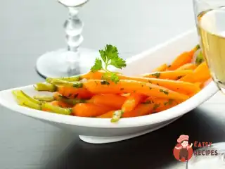 Смажена молода морква в апельсиновому соусі з куміном.