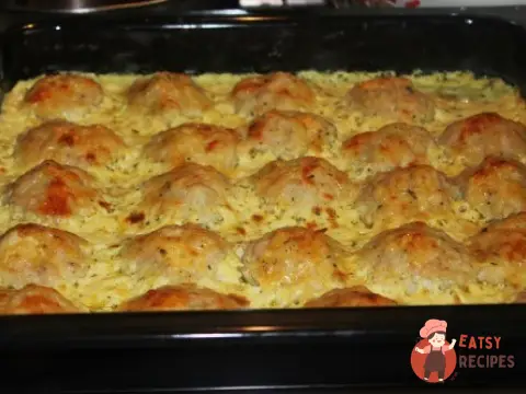 Курячі кульки з картоплею під сметаною із сиром