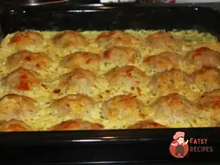 Курячі кульки з картоплею під сметаною із сиром