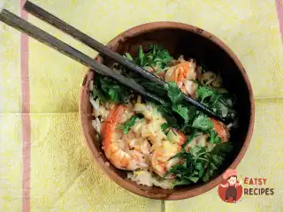 Солодкий рис з часником, креветками та руколою