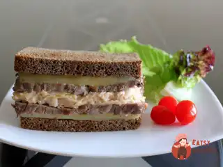 Сендвіч з яловичиною та квашеною капустою