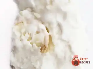 Кокосове морозиво з мигдалем, кокосовою стружкою та цукерками Raffaello