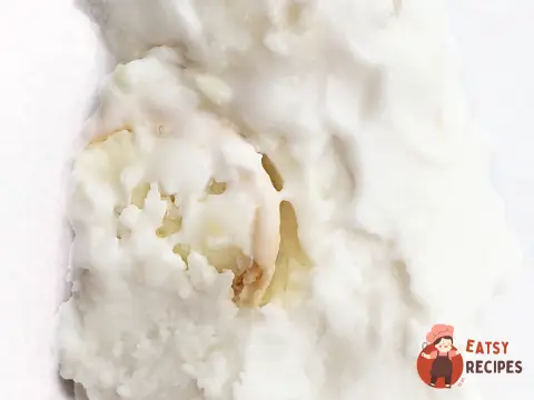 Кокосове морозиво з мигдалем, кокосовою стружкою та цукерками Raffaello