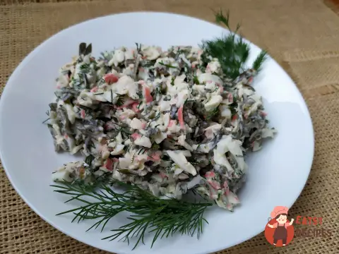 Салат, виготовлений з морської капусти з крабовим м’ясом