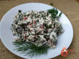 Салат, виготовлений з морської капусти з крабовим м’ясом