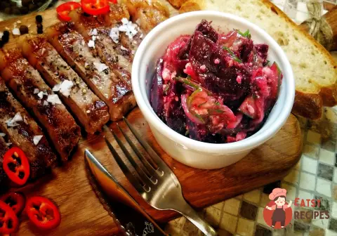 Пікантний салат з буряка, огірка, цибулі та сиру
