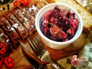 Пікантний салат з буряка, огірка, цибулі та сиру