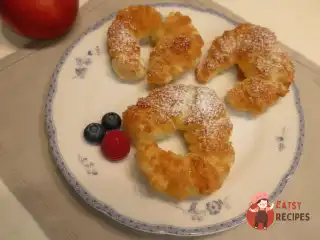 Рогалики-підківки з яблуком із листкового тіста