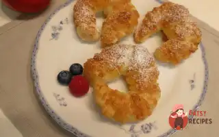 Рогалики-підківки з яблуком із листкового тіста