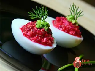 Закуска з авокадо з оселедцем та буряком