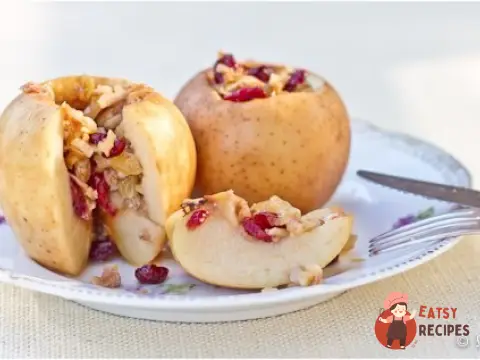 Яблука, фаршировані сухофруктами, у меді