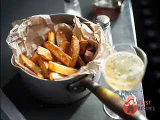 Картопля з соусом дзадзики та морською сіллю
