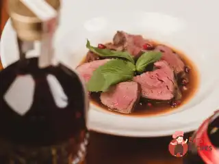 Тушкована оленина з шоколадом та ванільним соусом