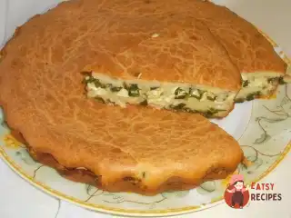 Заливний пиріг з цибулею та яйцем