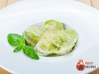 Зелені равіолі з вершковим соусом