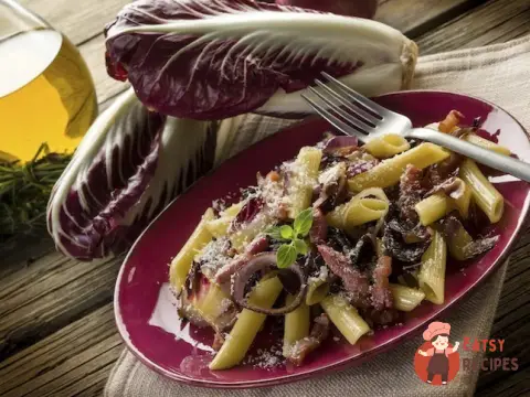 Паста з радиккьо, панчеттою та цибулею