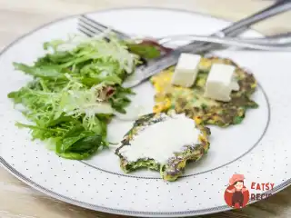 Кукурудзяні оладки з овочами та вершковим сиром