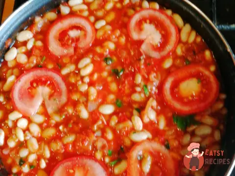 Біла квасоля з помідорами, запечена в духовці