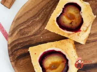 Пиріг зі сливами та корицею