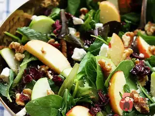 Яблучний салат з журавлиною та кедровими горішками