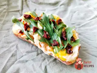 Брускетта з перепелиними яйцями