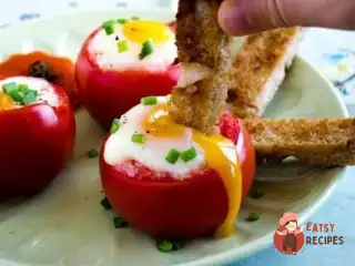 Яйця в помідорах із зеленою цибулею