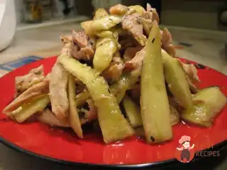 Салат з курки з м'ятою та огірком