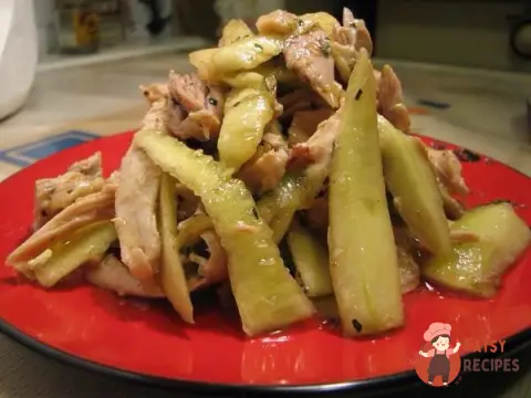 Салат з курки з м'ятою та огірком