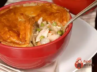 Пиріг з куркою та грибами в горщиках
