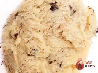 Морозиво з карамелізованим бананом, шоколадною крихтою та шматочками бананового кексу