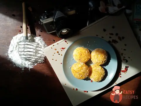 Сирні булочки з ягідною начинкою та кокосом