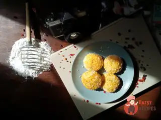 Сирні булочки з ягідною начинкою та кокосом