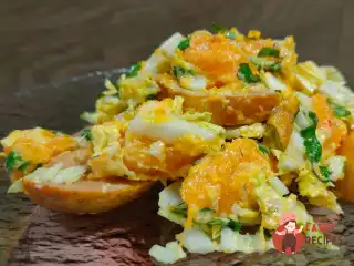 Салат з тушкованого гарбуза, айви та пекінської капусти.