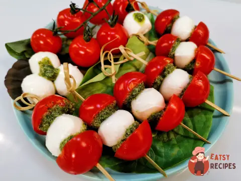 Закуска з канапе капрезе