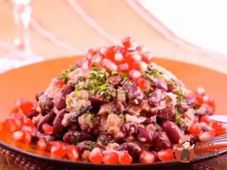 Квасоля з гранатом та горіхами