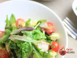 Салат з куркою та оливками