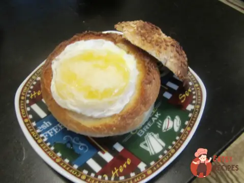 Яєчня з ковбасою в булці