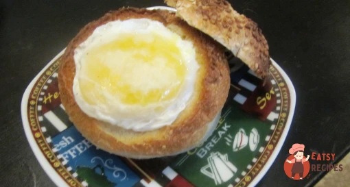 Яєчня з ковбасою в булці