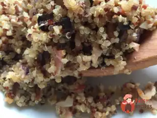 Кіноа з беконом, грибами та креольськими спеціями