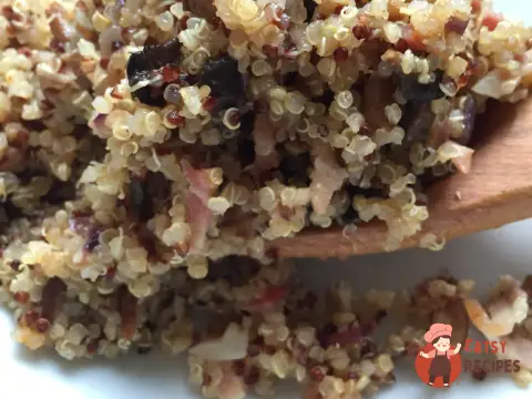Кіноа з беконом, грибами та креольськими спеціями