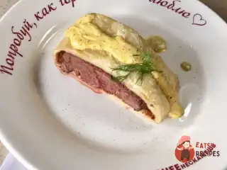 Запечене м'ясо в тісті з гірчицею