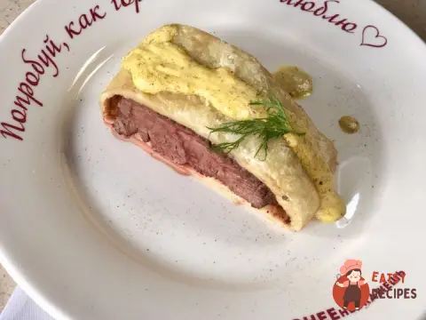 Запечене м'ясо в тісті з гірчицею