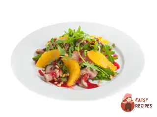 Салат з качиною грудкою, руколою та журавлинним соусом