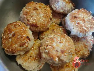 Крок 11: Курячі тефтелі з рисом у сливочно-томатному соусі