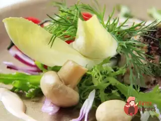 Салат із печериць з сирним соусом