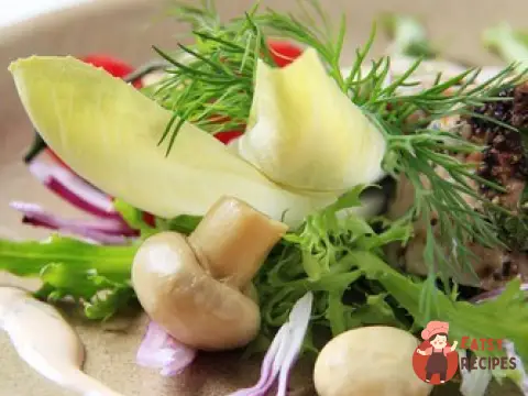 Салат із печериць з сирним соусом
