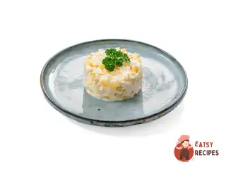 Салат з ананасами, куркою та яйцем