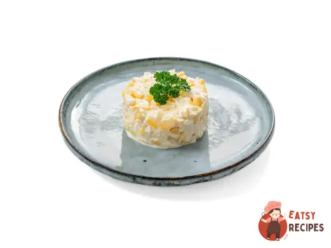 Салат з ананасами, куркою та яйцем