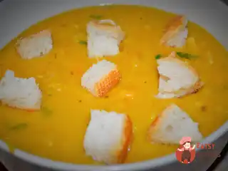 Горошниця з овочами, копченостями та грінками