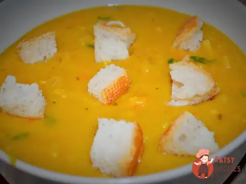 Горошниця з овочами, копченостями та грінками